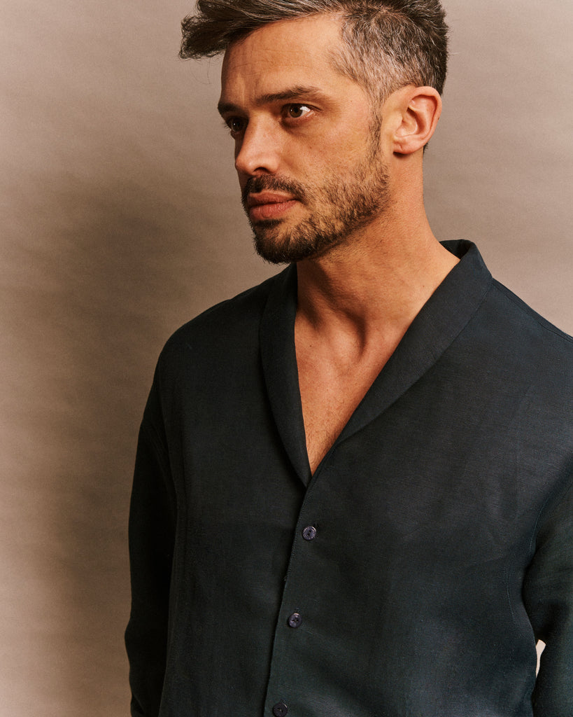 Men and women long sleeve shirt in blue marine black linen deadstock fabric smocking collar shawl collar mother of pearl buttons model Françoise LES DUNES.