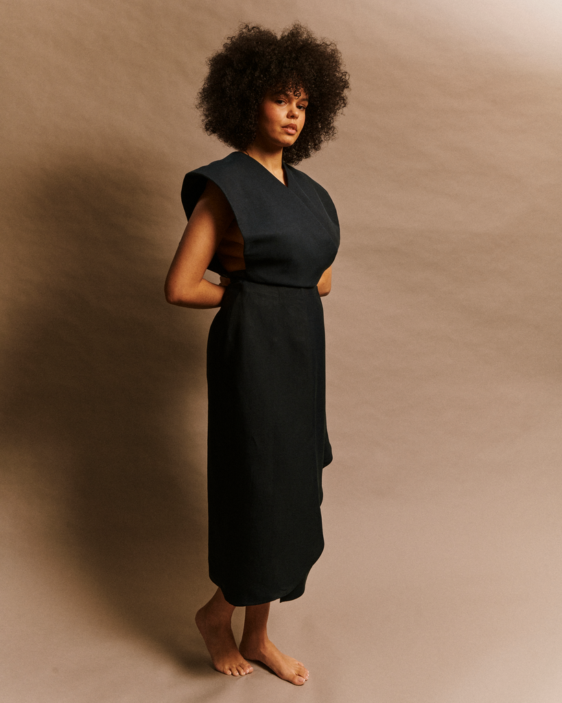 Jupe portefeuille croisée longue style paréo asymétrique en lin bleu noir marine tissu fin de stock boutons nacre modèle Odette LES DUNES. Men and women asymmetrical wrap skirt in blue marine black linen deadstock fabric with mother-of-pearl buttons model Odette LES DUNES.